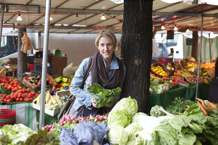 Kirsten en mission sur les marchés. Objectif : traquer le kale. ©Smart Planet