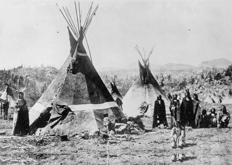 Les chasseurs-cueilleurs amérindiens vivaient  d'une façon proche des premiers hommes (photo de 1870).