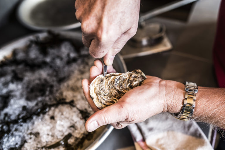 Le bon geste en cuisine: ouvrir des huîtres