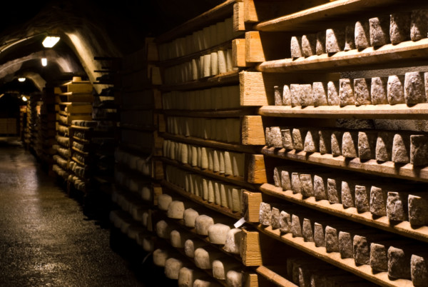 Une Cave à Fromage Des Rangées De Fromages Vieillissants Faiblement  éclairés Capturant L'essence De La Maturation Du Fromage